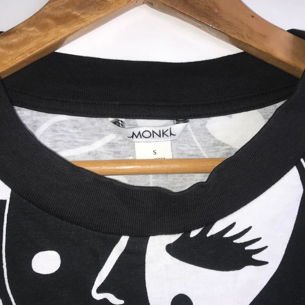 Coolt mönstrad oversized tröja från Monki strl S. Väldigt fint skick knappt använd🤍🖤🤍. T-shirts.