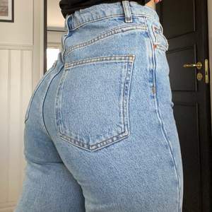 Säljer dessa jeans från zara, är 168 och dessa är i storlek 34💞