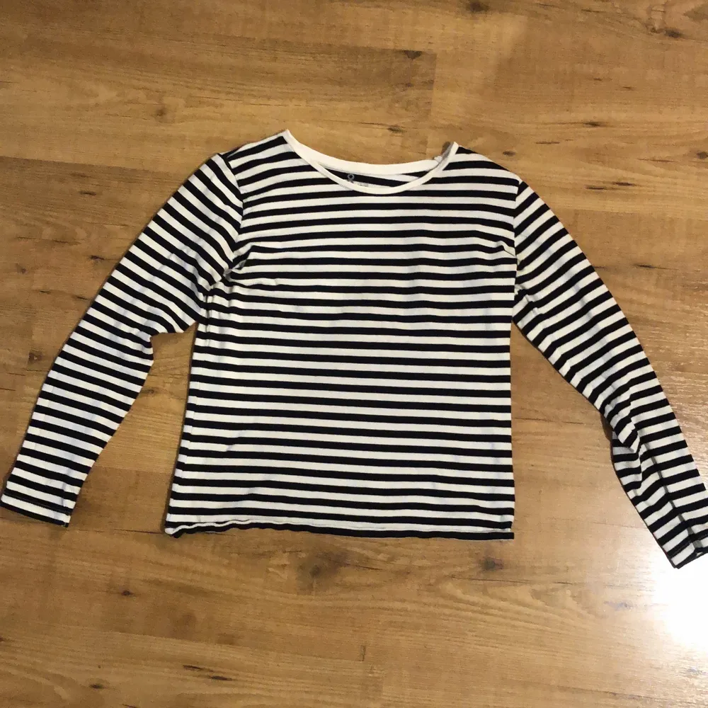 En långärmad, svart- och vitrandig T-Shirt från Åhléns. Väldigt fint skick då den har använts ett fåtal gånger. Inte nopprig eller fläckig. Köparen står för frakten.. Tröjor & Koftor.