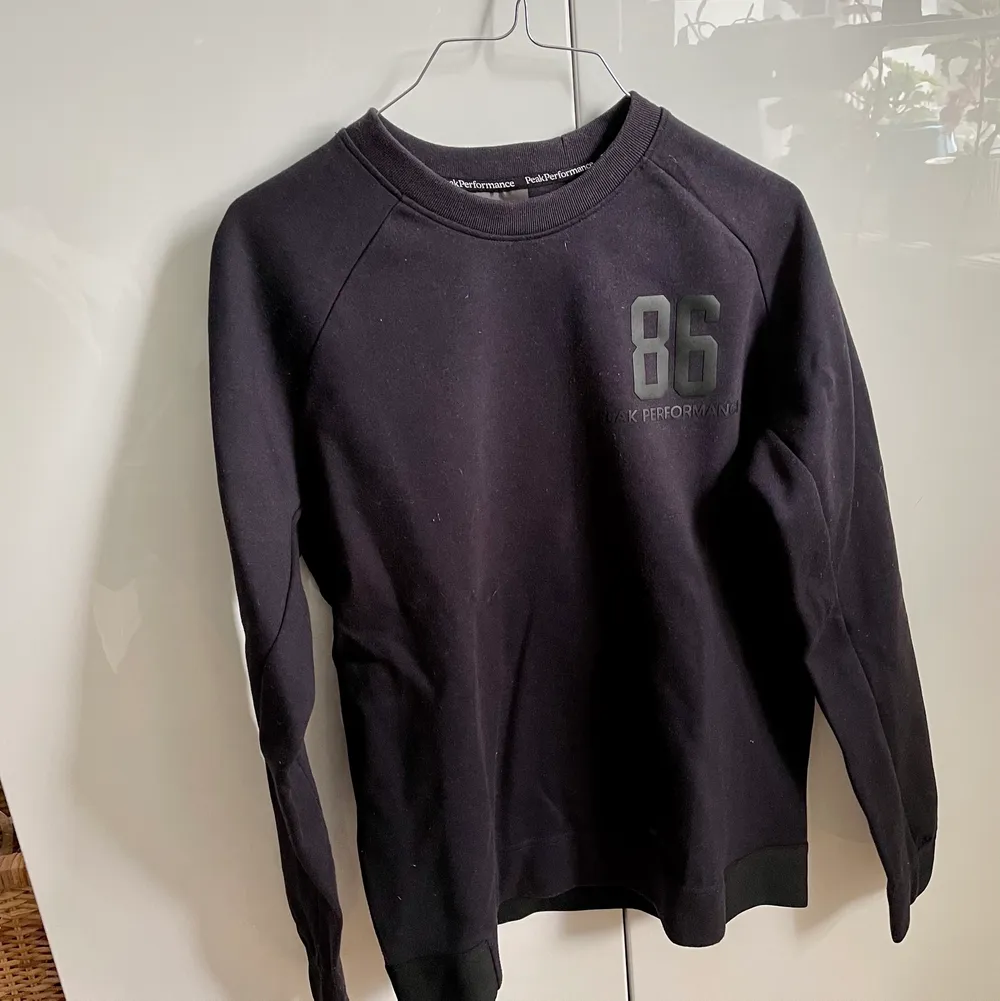 Marinblå Peak Performance Sweatshirt i storlek M🌎 Betalning via Swish ❤️. Tröjor & Koftor.