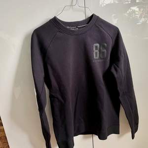 Marinblå Peak Performance Sweatshirt i storlek M🌎 Betalning via Swish ❤️