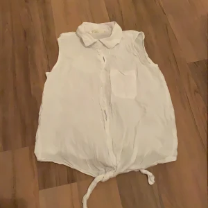 Skjorta utan ärmar - Sommar skjorta med knytdetalj, väldigt luftig