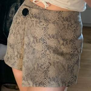 Ett par snygga shorts som ser ut som en kjol framifrån. Väldigt skönt material, köpt från Zara. Skriv för mer bilder!  🤎🐍