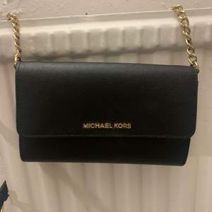 Sparsamt Använd Michael kors plånbok/väska. 