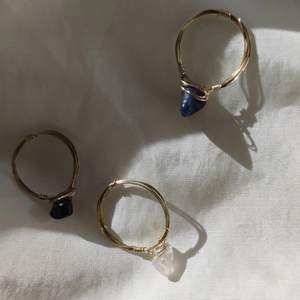 Handgjorda ringar med rosenkvart, tiger eye blue och Onyx crystal-stone! 🥰 kostar 18kr/st eller 2 för 25kr. 
