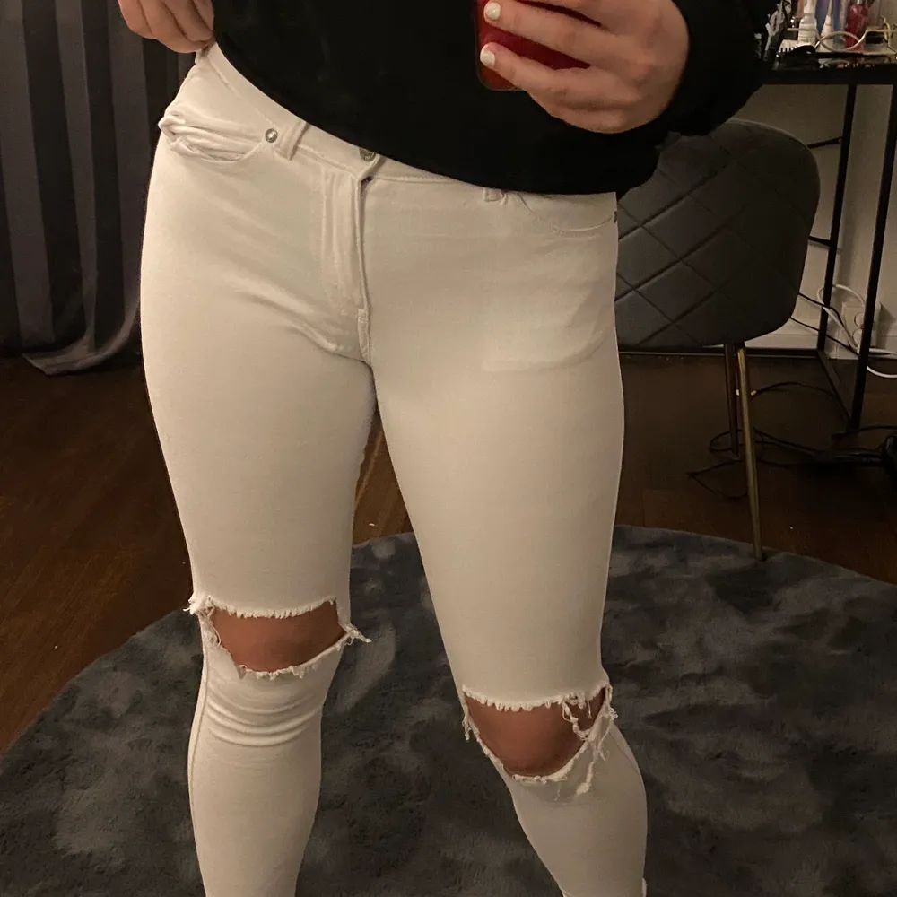 Snygga vita jeans ifrån Dr denim! Riktigt bra kvalite och inte lika genomskinliga som vita byxor brukar vara, skit snygga nu till sommaren elr våren💕💕. Jeans & Byxor.