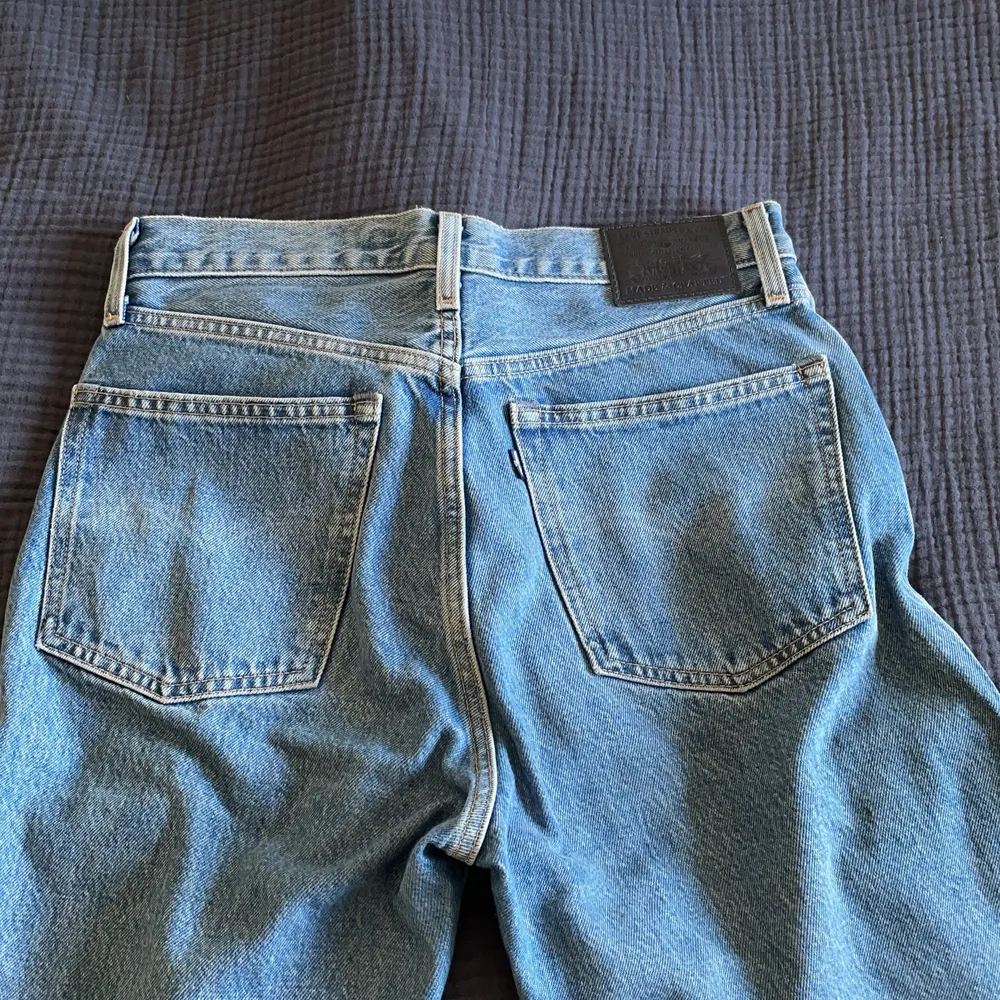 Väldigt snygga Levis jeans med bluetab, nypris 1500kr! Säljes pga förstora! Frakt tillkommer . Jeans & Byxor.