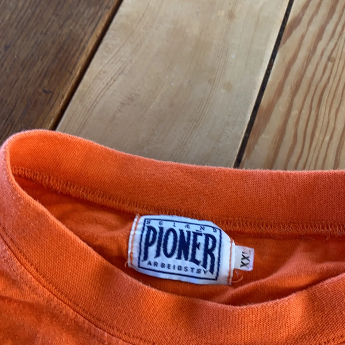 Snygg oversized t-shirt med olika färger på ärmarna - 91