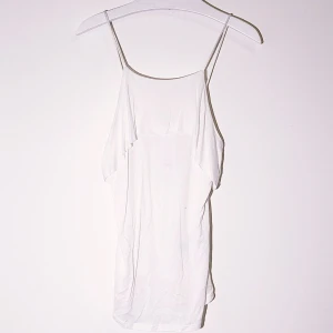 NY vit topp XS - Helt ny vit topp i härligt material, nypris 149 nu 50! 