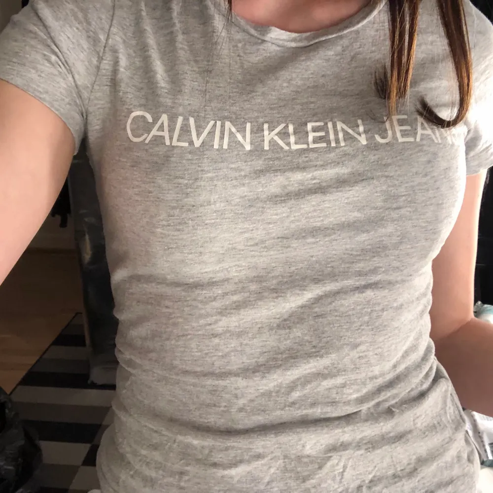 En jättefin Calvin Klein T-shirt i storlek S! Endas använt ca 2 gånger så den är som ny!💕. T-shirts.