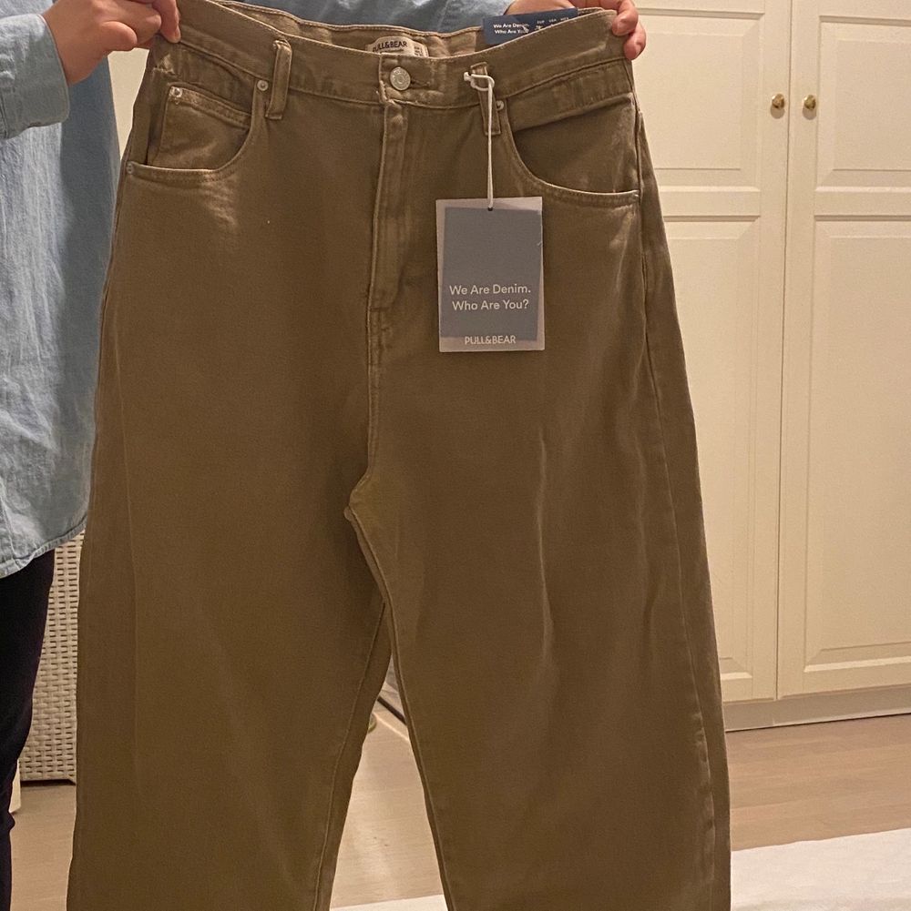 Säljer ett par jättesnygga jeans från pullandbear som tyvärr inte passade mig:( Står strl L men är som en xs/s (se på bilden). Min vän som är xs/s testade de och de satt väldigt fint på henne. . Jeans & Byxor.