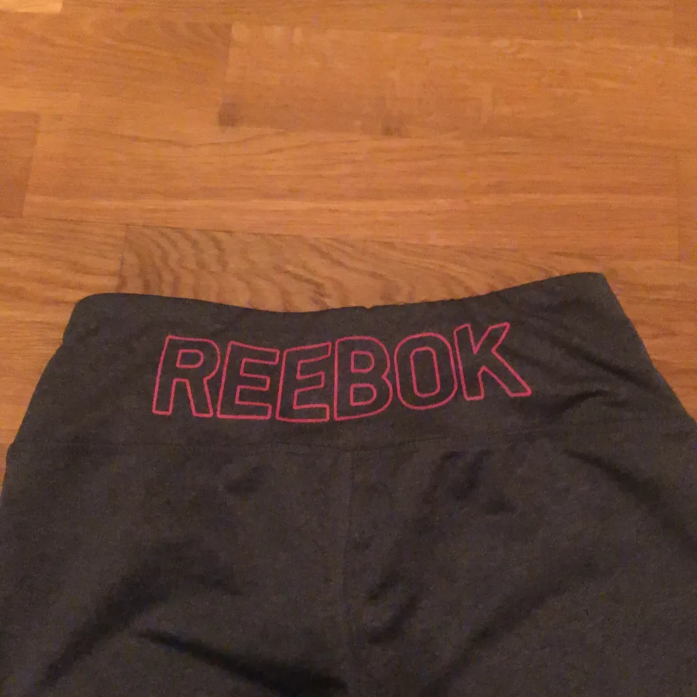 Raka träningsbyxor från Reebok. Första bilden är baksidan på byxorna. Jeans & Byxor.
