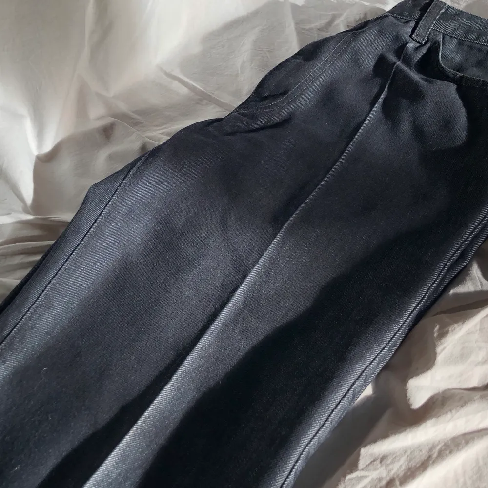Levi’s sta-pressed jeans i färgen mörkblå med snygga pressveck på vardera ben.                        Pris går alltid att diskuteras ☺️. Jeans & Byxor.