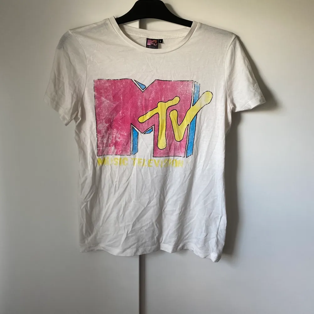 Tröja med MTV tryck, behöver strykas, fri frakt✨. T-shirts.