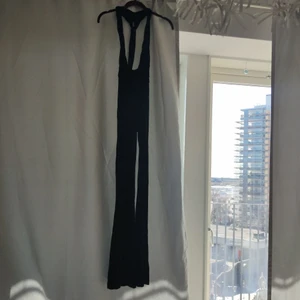 Kläder & skor - Använda varsamt och med kvalité kvar. Jag säljer pga jag har vuxit ut dessa plagg och varor men går fortfarande att använda. Bilderna är orginal och stämmer överens med klädesplagg & skor. Pris är överenskommelse. Säljer endast till seriösa personer. Vill ni att man skickar får ni stå för frakt. 