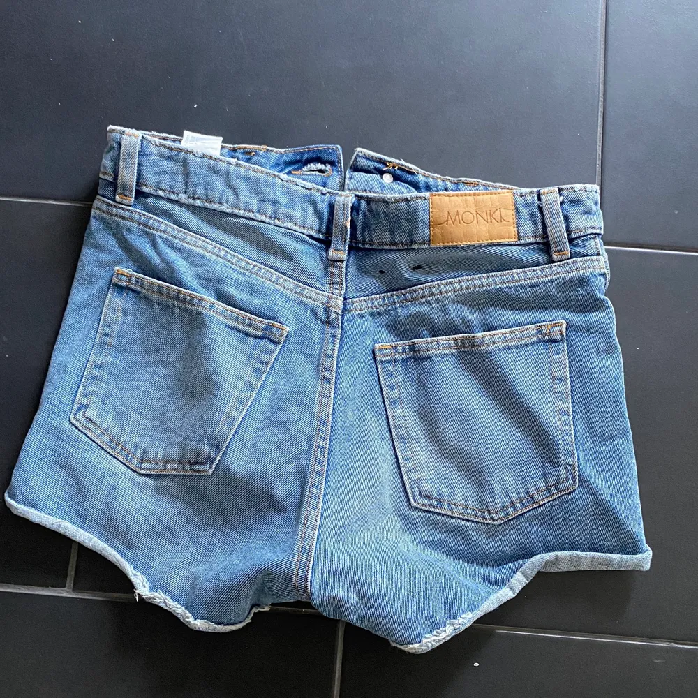 Ett par korta jeansshorts med slitningar framtill! Köparen står för frakt! . Shorts.