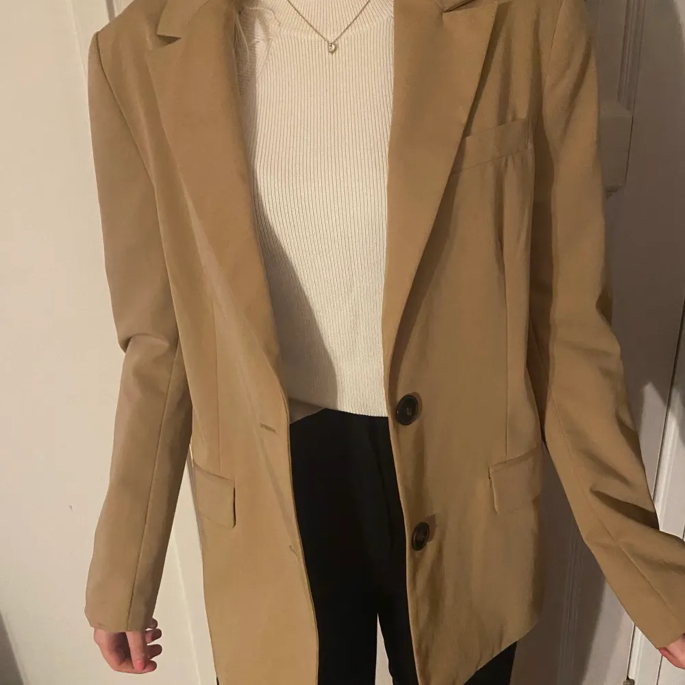 Beige kavaj från Bershka, anväd 2 gånger, bra skick! Storlek S💞. Kostymer.