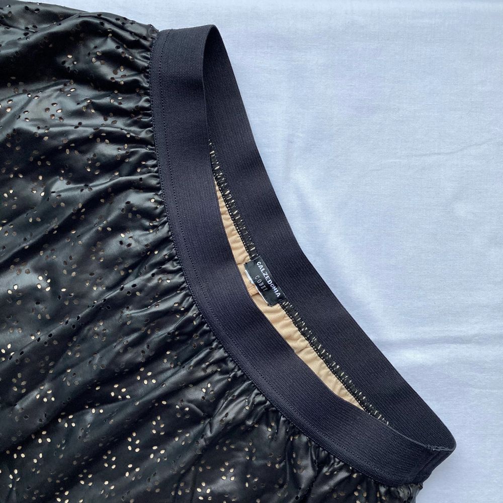 đ BLACK HOLE PATTERNED FAUX LEATHER SKIRT WITH NUDE UNDERSKIRT AND ELASTIC WAISTBAND âą SIZE - XS / EU 34 âą BRAND - Calzedonia âą MATERIAL - Faux Leather MY MEASUREMENTS âą Height 161cm / 5'3