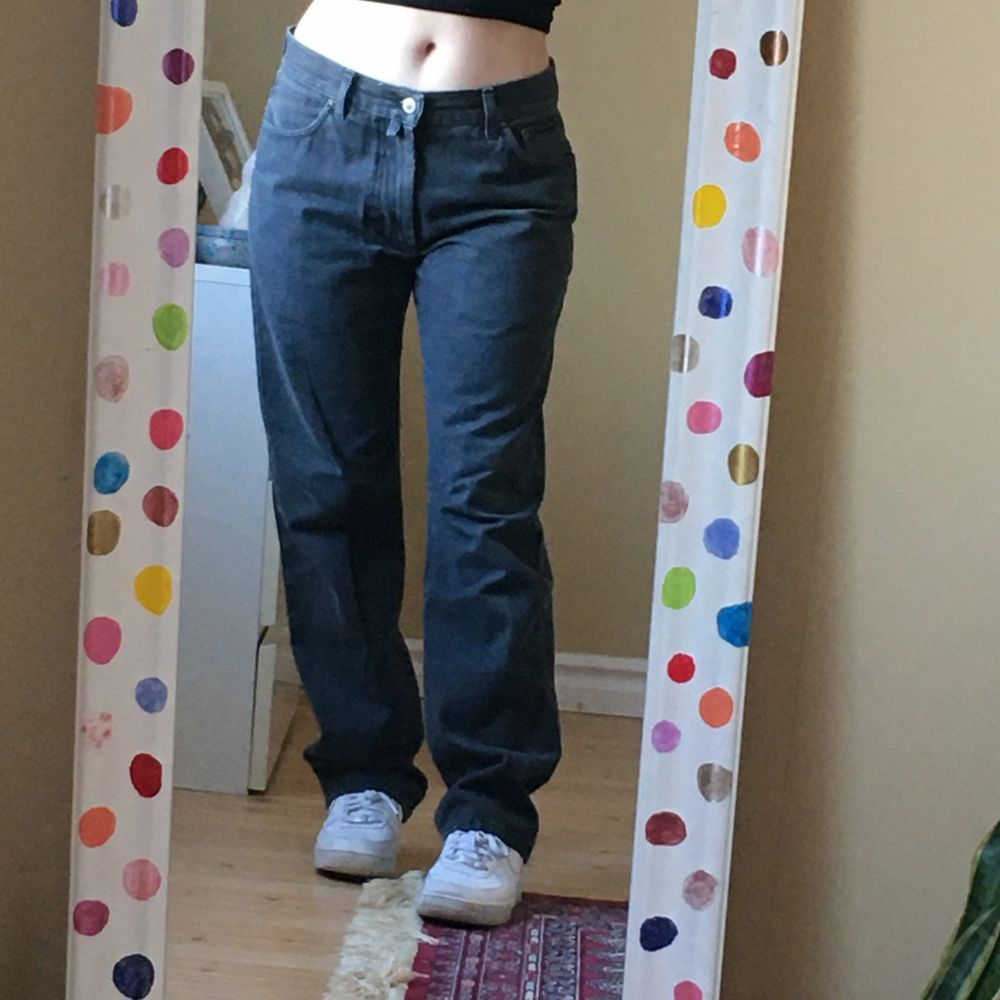 gråa jeans från gant herr. storlek 33, sitter på en 29, därav väldigt baggy! jag är 167 för längd referens. bra skick! finns 2 hål på insidan av jeansen (syns ej på utsidan då de inte gått igenom 2 lager) för har använt en tråd där som skärp. . Jeans & Byxor.