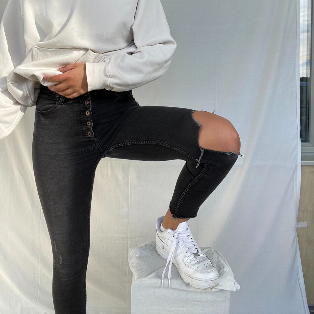 Hi, I am selling these black high waist jeans from Zara, the jeans are ankle length as you can see ( I am 177 cm tall ) and they are in a washed black color. There is an intended hole in the knee. These jeans are super comfy and stretchy and are of good quality. . Jeans & Byxor.
