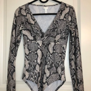 Snakeprint body - Otroligt fin snakeprint body från H&M som hugger kroppen. Oanvänd