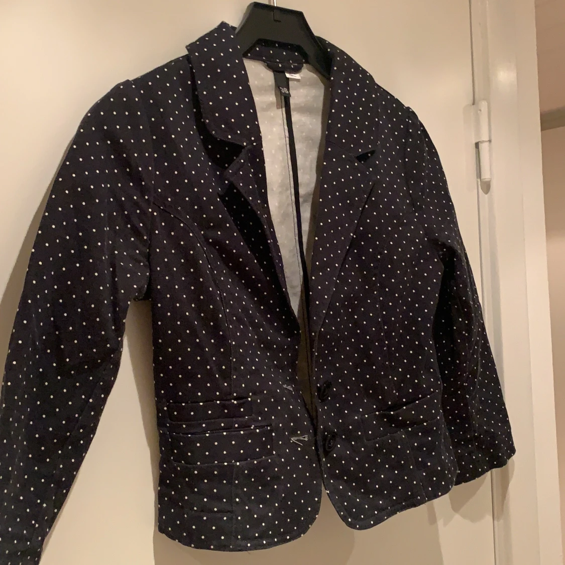 Svart kavaj med vita prickar 