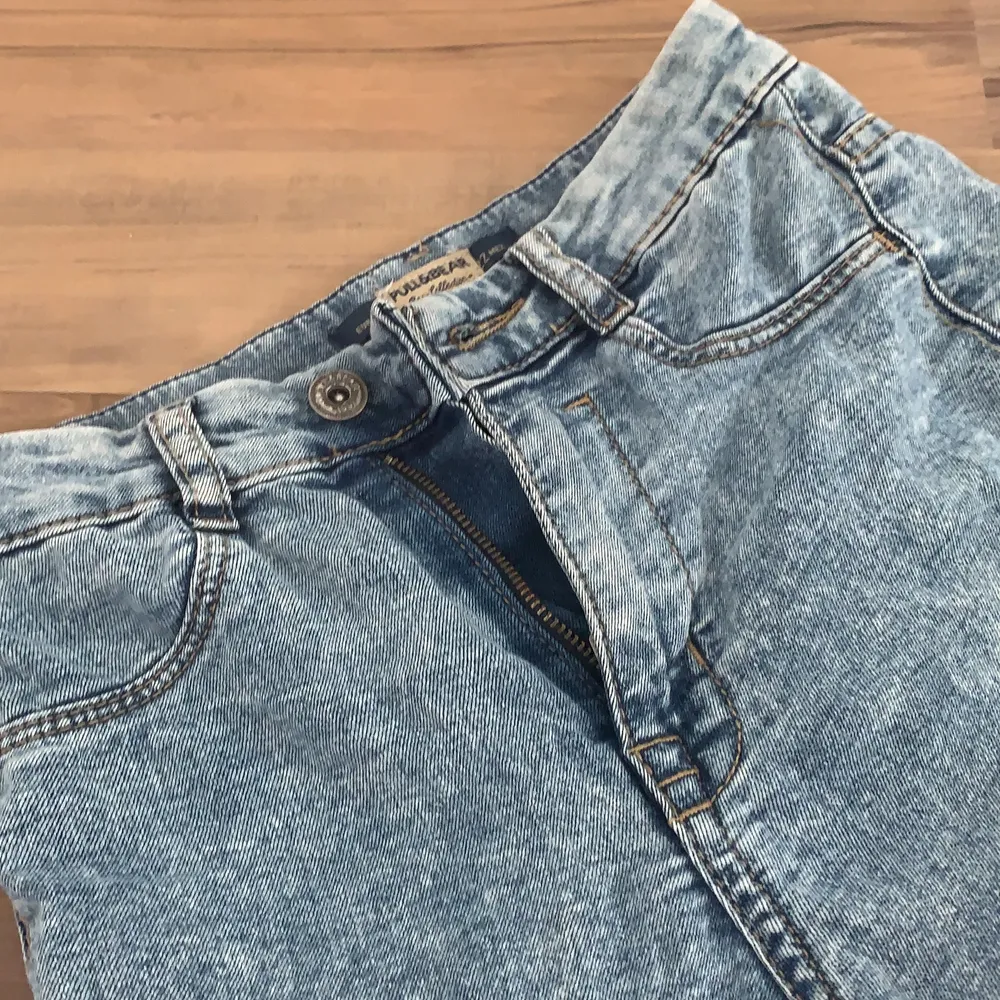 Ett par highwaisted skinny jeans från pull&bear som tyvärr inte passar längre :/ det finns ett litet hål på ena benet men syns ej när man har på sig dem . Jeans & Byxor.
