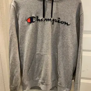 Champion hoodie i fint skicka! Sparsamt använd men viss täcken på använd! Köparen står för frakt 🥰 nypris:750, säljer för 350. Pris kan diskuteras 