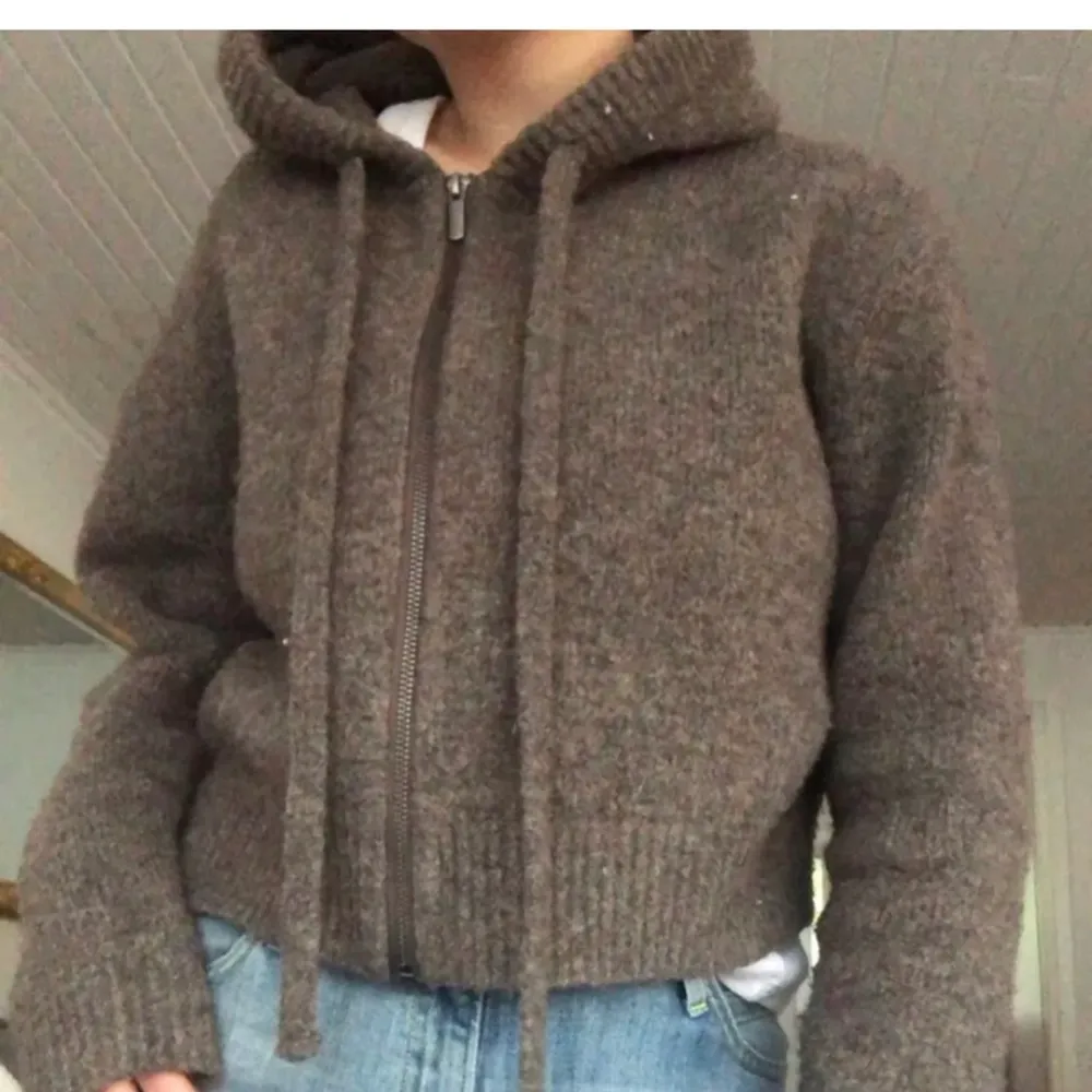 Säljer min väldigt snygga och sköna  stickade hoodie från Zara, i nyskick  💞 kan mötas upp i Nacka annars står köpen för frakten💞 BUDA!!💞 (lånade bilder) . Stickat.