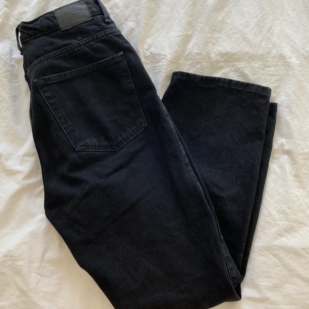 Superfina svarta jeans från WEEKDAY. Raka och lagomt breda. Säljer pga för korta. Använda men i bra skick. Kan även passa en storlek mindre. . Jeans & Byxor.