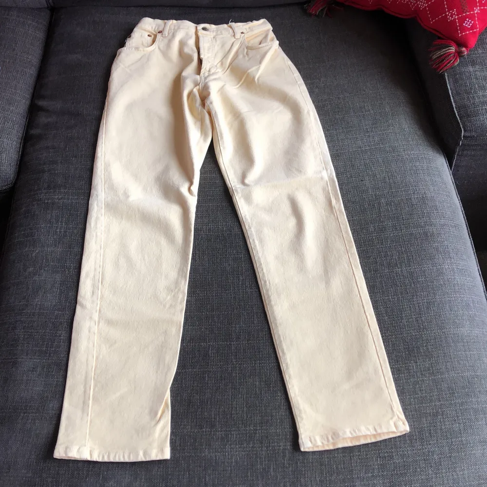 Coola babygulfärgade jeans. Passar perfekt nu till våren/sommaren. ☀️☀️☀️ Byxorna är knappt använda och passar mig som är 170 cm och har 64 cm i midjan. Materialet är stretchigt och har en väldigt fin kvalite. Kom gärna privat för bud och fler bilder! 🥰 🔺FRAKTEN INGÅR EJ; 52kr🔺 . Jeans & Byxor.