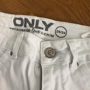 Fina vita jeans i gott skick från only, storlek 26/34