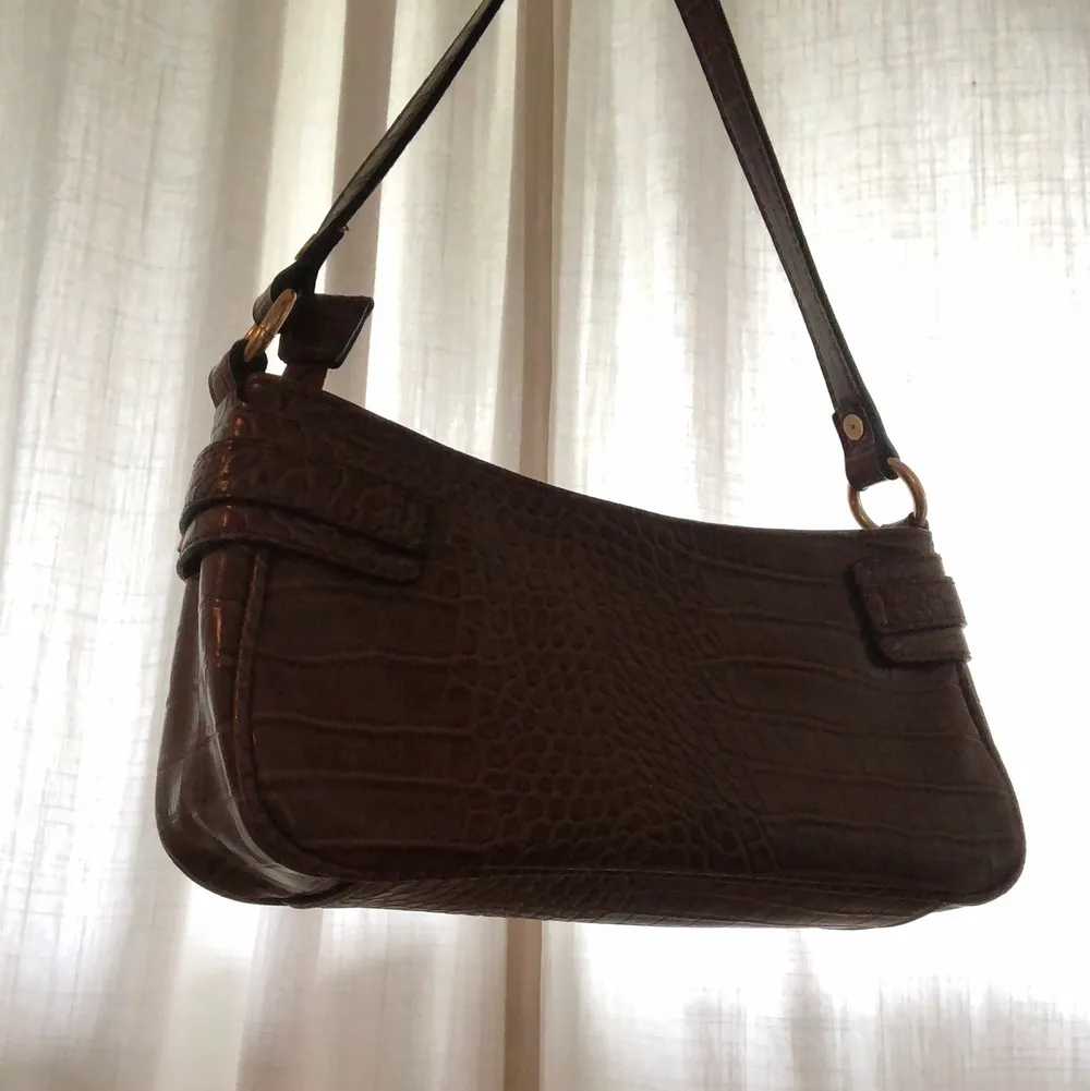 Brun handväska köpt från asos🤎🤎 Passar lika bra till vardags som vid mer uppklädda tillfällen. Väskor.