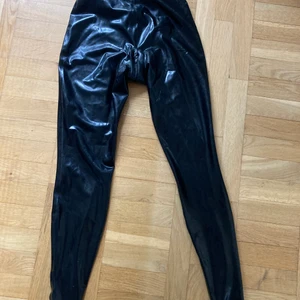 Latex tights från Simon O - Storlek S, blixlås i grenen. Lite använda, fint skick. 