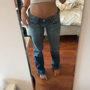 Lågmidjade jeans - Sååå snygga!! Lite stor i midjan men kan lätt fixas med skärp💓💓 pyttelite långa på mig som är 166 cm. Står ej storlek men skulle tippa på 38! Frakt 66kr