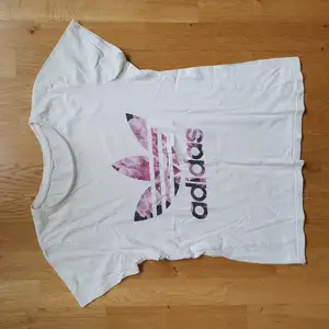 Adidas T-shirt stl 36. Lappen bortklippt. Frakt tillkommer