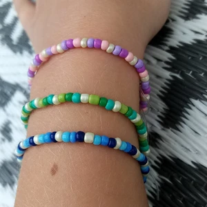 Armband - detta armband finns i tre färger, runt 19 cm och gjorda av elastisk tråd, dom ör nya och hemmagjorda