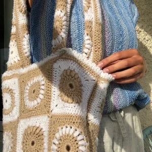 Virkad väska! - Så söt väska jag sytt av en virkad filt!☺️☺️ Billigt pris pga att det finns dem som virkar dessa från grunden i timtal och för att banden blev lite väl tjocka💞💞