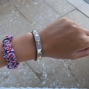 Valentino armband - Mitt fina valentino armband i toppskick i färgen ”beige” skulle jag säga. Kartong och kvitto medföljer och äkhetsbevis❤️