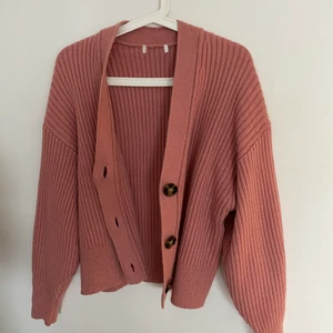 KOFTA - Helt oanvänd kofta från HM i storlek S, endast testad. 120 kr + frakt 💕