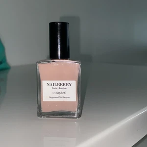 Nagellack - Ett dyrt veganskt nagellack tillverkat i Frankrike. Nagellacket är veganskt och innehåller ämnen som inte skadar din nagel så som andra nagellack gör. Färgen heter SIMPLICITY och kostade 15 euro vilket motsvarar 152 svenska kronor. Innehållet ligger på 15 ml