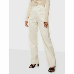 Helt nya oanvända jeans från NLY i 38 - Oversized jeans från NLY Trend strl 38. Enbart provade av mig. Helt slutsålda på hemsidan. 