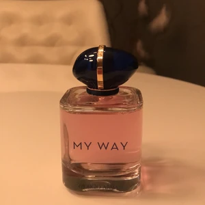 Geogio Armani parfym 90ml - Köpte parfymen för 1250kr men ångrade mig då den inte passade mig. Den är oanvänd förutom tre spray efter att jag kommit hem. Då insåg jag att parfymen inte var för mig. Men de var försent då jag redan hade öppnat plaster runt. Köptes i februari 💕( bäst före januari 2023)💕💕 💕