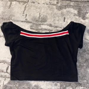 Top från oxygen som är knappt använd! - Har knappt använt, väldigt bra skick och bra material! Säljer då den inte kommer till användning, oskadad! Köper står för Frakt! När jag ska frakta så sägs priset på frakten där!