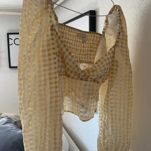 Blus - Rutig blus från Hm i storlek 44 men passar mig som är en S/M i normala fall, köpte den för stor för att den inte skulle vara alltför croppad! Så beroende på hur du vill ha den skulle jag säg den passar från en S till en L