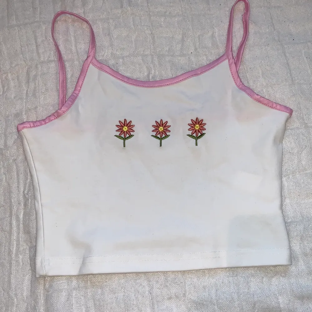 Cute, very y2k aesthetic tank top// New condition // Buyer pays for shipping (even though it says frees shipping in the post) . Toppar.
