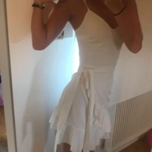 Klänning vit  - Kommer ifrån Nelly sitter bra och kan spänna åt så passar egentligen vem som helst  