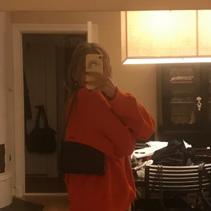 Axelväska - Jag säljer min axelväska pga att jag tyvärr aldrig fått användning av den då den inte riktigt är min stil. Den är i jättefint skick och knappt andvänd. Man kan ha den lång, medellång, kort eller ta av kedjan och ha det som en plånbok eller liten bärbar väska, vad som passar:)