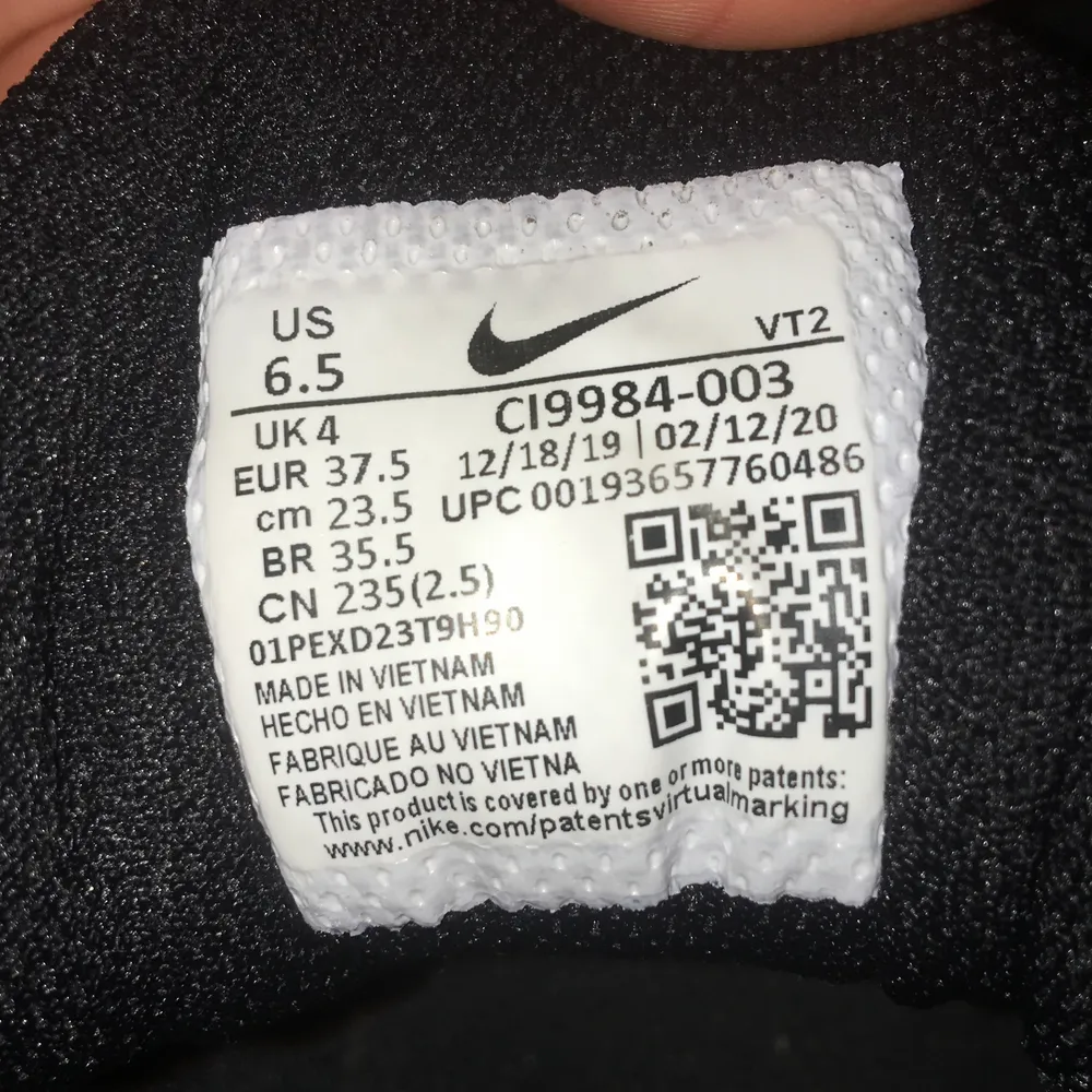 Svarta Nike skor i strl 37.5 men passar även storlek 37/38, säljer pga dem ej kommer t användning mer. Kengät.