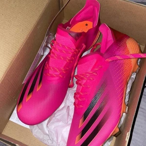 Adidas fotbollskor - Ett par helt nya adidas fotbollskor. Pris kan diskuteras vid snabb affär!